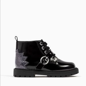 Patent boots with glittery star 💫